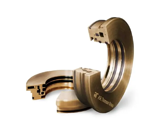 Labyrinth seal design preventing contamination and fluid leakage in rotating machinery